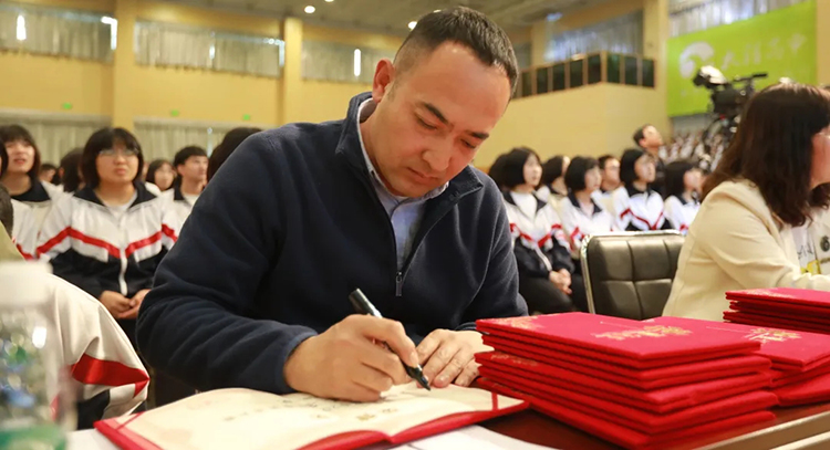 評委老師為獲獎選手撰寫證書