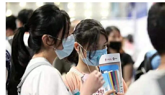 今年招生遇冷嚴(yán)重的大學(xué),本科一批無(wú)人問(wèn)津,無(wú)奈降30分招人